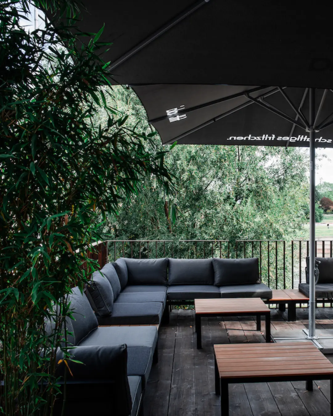 Loungebereich auf der Terrasse des Alten Pumpenhauses Dresden an den Elbwiesen