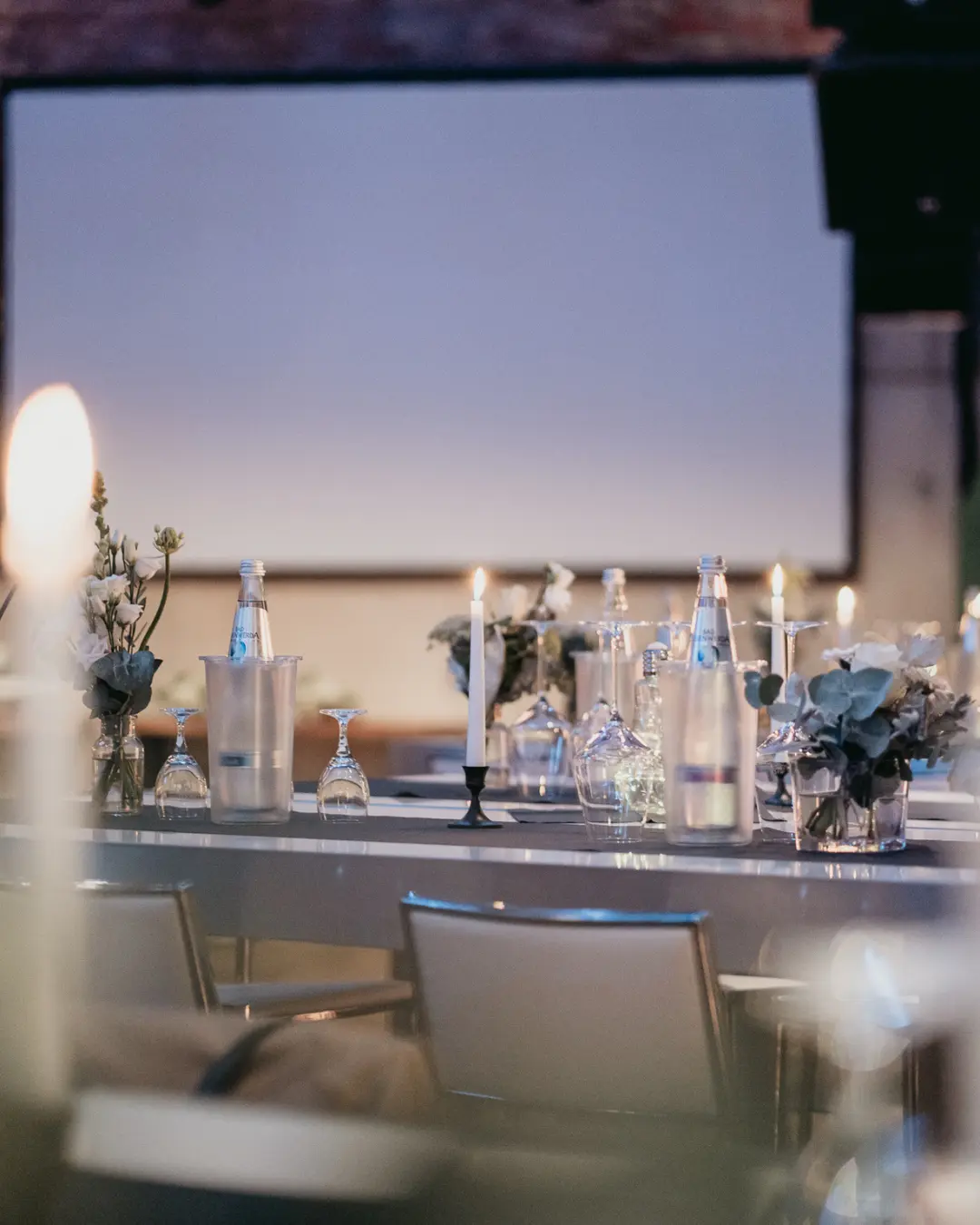 Gedeckte Tafel mit Kerzenlicht bei einer privaten Feier